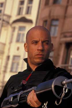 Triple X - Xander Cage (Vin Diesel) spielt gern mit großen Knarren